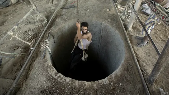 غزہ میں یہ سرنگیں سرحد پار سے سامان سمگل کرنے کے لیے استعمال ہوتی ہیں