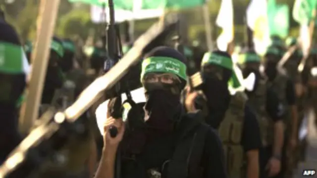 شارك مسلحون ملثمون مؤخرا في عروض عسكرية في محاولة للتذكير بالسيطرة على مجريات الامور في القطاع