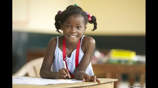 लाइबेरिया के अपने स्कूल में 10 साल की एग्नेस