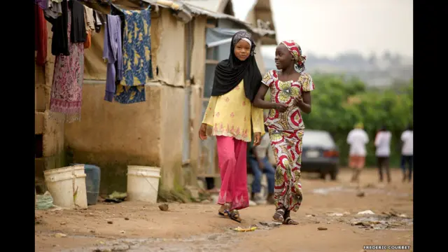 12 साल की यहाया अपनी दोस्त के साथ नाइजीरिया में अपने गांव में 