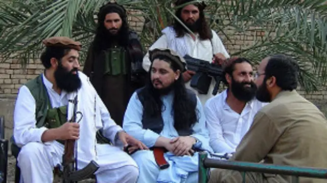 ပါကစ္စတန်တာလီဘန်ခေါင်းဆောင် မဆုဒ် (အလယ်)