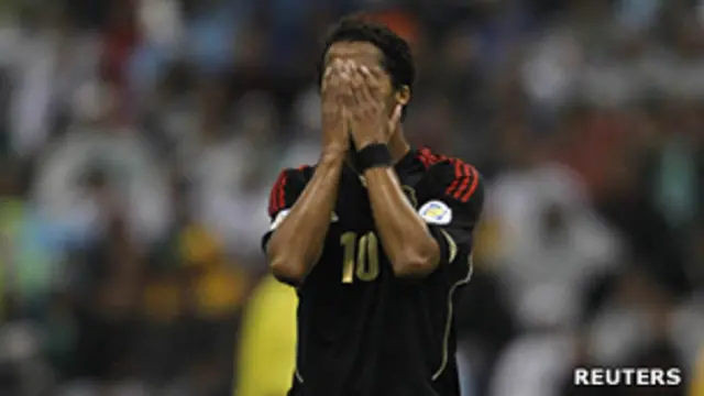 El futbolista mexicano Giovani Dos Santos se lamenta durante un partido con su selección.