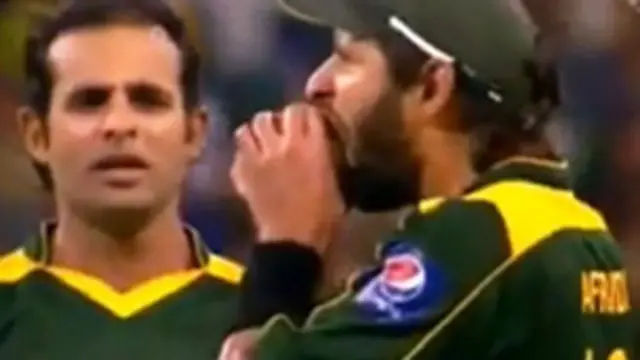 سال دو ہزار دس میں میچ کے دوران گیند خراب کرنے پر شاہد آفریدی پر دو ٹونٹی ٹونٹی میچ کھیلنے پر پابندی عائد کی گئی تھی