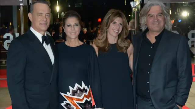 افتتحت الدورة 57 لمهرجان لندن السينمائي بفيلم "القبطان فيليبس" بحضور مخرج الفيلم ونجومه. في الصورة الممثل توم هانكس وزوجته ريتا ولسن والمخرج البريطاني جون غرينغراس وزوجته جوانا على السجادة الحمراء لحفل الافتتاح.