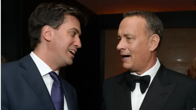 السياسي البريطاني وزعيم حزب العمال المعارض إد ميليباند بصحبة الممثل الأمريكي توم هانكس بعد حفل افتتاح مهرجان لندن السينمائي الدولي. 