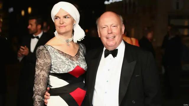 كان الممثل جوليان فيلوز وزوجته الممثلة إيما جوي كيتشنر ممن ساروا على السجادة الحمراء في حفل افتتاح مهرجان لندن السينمائي