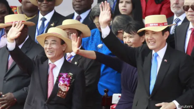 馬英九與王金平在雙十典禮上向民眾揮手(10/10/2013)