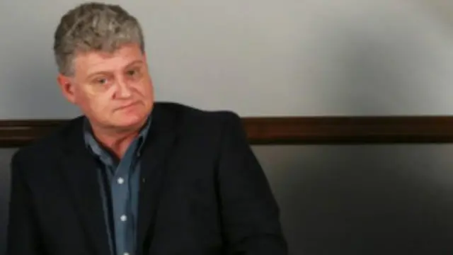 لون سنودن يقول إنه يخشى محاكمة غير عادلة لابنه في أمريكا