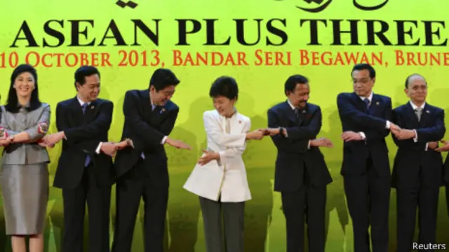 日本首相安倍晋三与韩国总统朴槿惠以及出席东盟加中日韩三国峰会的领袖手拉手(10/10/2013)