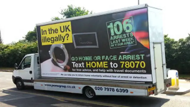 Фургон с призывом высылать иммигрантов