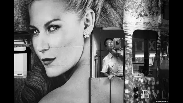 公交車司機照鏡子