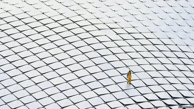 新加坡工匠檢查屋頂