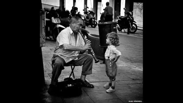 西班牙街頭樂手為孩子演奏