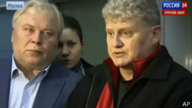 斯諾登父親和律師