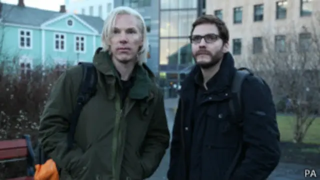 Cumberbatch e Daniel Bruhl em cena de O quinto poder | Foto: PA