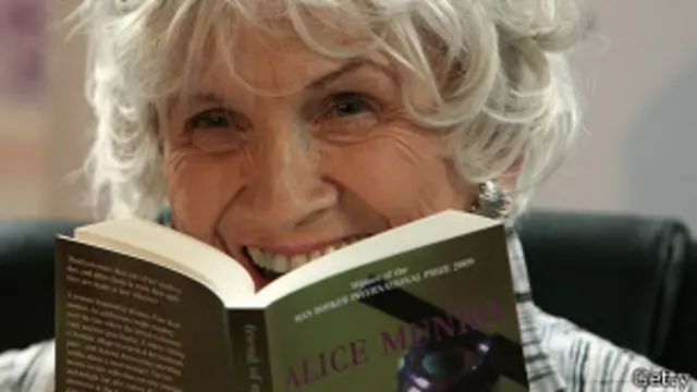 මන්රෝගේ බොහෝ කෙටිකතා ගෙතී ඇත්තේ ගැමි කාන්තා චරිත පදනම් කර ගෙනයි.