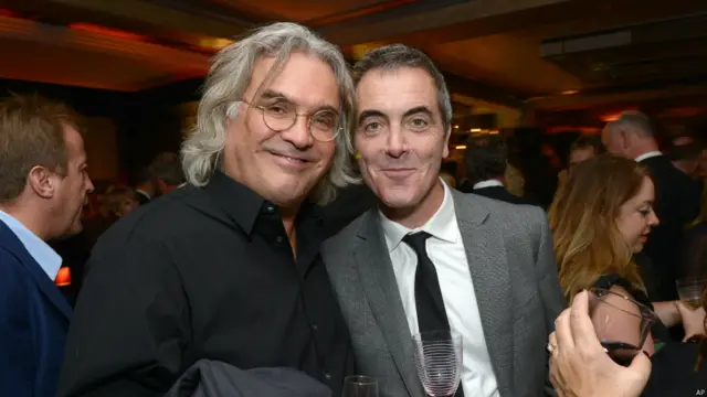 پل گرینگرس (سمت چپ)، کارگردان بریتانیایی فیلم کاپیتان فیلیپس و جیمز نسبیت، بازیگر اهل ایرلند شمالی در مهمانی بعد از اکران فیلم