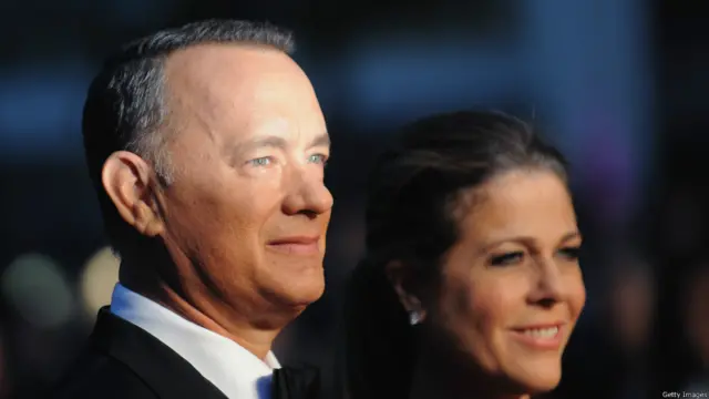 تام هنکس بازیگر و ریتا ویلسن، همسرش روی فرش قرمز و در برابر دوربین خبرنگاران و علاقمندان قرار گرفتند.