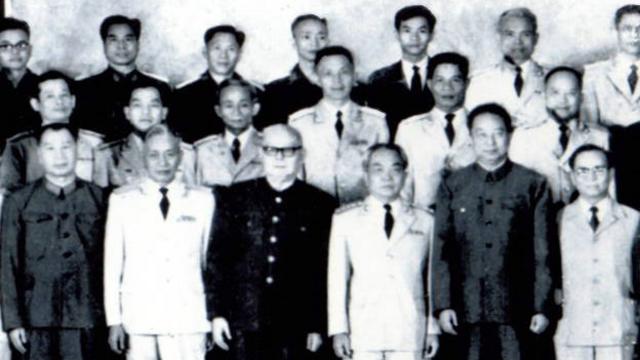 1977年访问北京。中排左一：裴信；前排左二起：黎仲迅（后来担任越南国防部长和军队总参谋长），叶剑英，武元甲，华国锋，阮仲永（越南驻中国大使）。