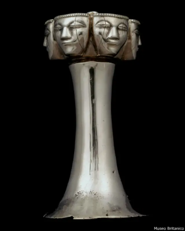 ये लाइम पाउडर रखे जानेवाला एक कंटेनर है जिसका इस्तेमाल धार्मिक उत्सवों के दौरान कोको की पत्तियों को चबाने के लिए किया जाता होगा. इससे प्राचीन कोलंबियाई कलाकारों की तकनीकी दक्षता का पता चलता है.