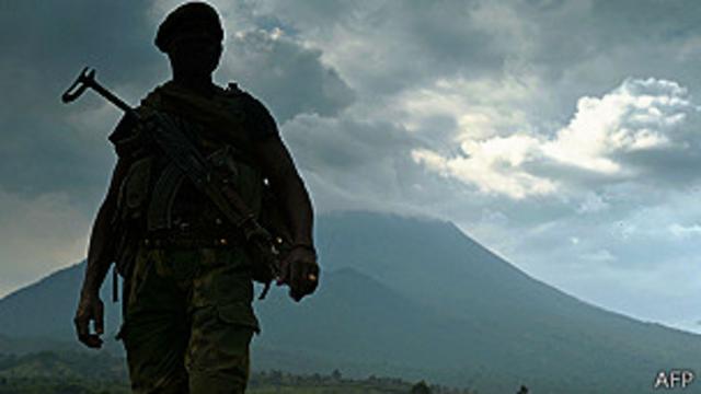Soldado en Kibati cerca a Goma, con el volcán Nyiragongo al fondo