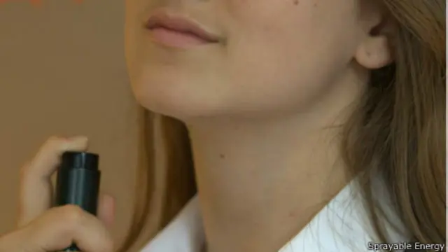 Mulher usa spray de cafeína (Sprayable Energy)