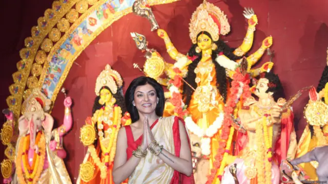 दुर्गा पूजा की धूम इन दिनों ज़ोरों पर है. बॉलीवुड अभिनेत्री सुष्मिता सेन मुंबई के बांद्रा में आयोजित दुर्गा पूजा के पंडाल में पहुँची. सुनहरी साड़ी में सुष्मिता बहुत ही ख़ूबसूरत लग रहीं थीं.