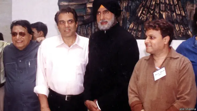 اس میں اداکار دھرمیندر بھی نظر آ رہے ہیں