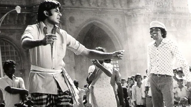 ای ہے بمبئی نگریا کی شوٹنگ گیٹ وے آف انڈیا پر ہوئی تھی