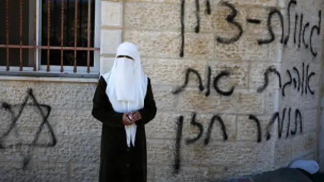 El jueves, activistas judíos pintaron grafitis en una mezquita