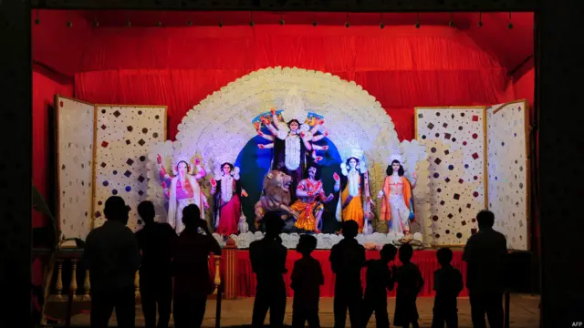 पूरे देश में साल धूमधाम से मनाया जाने वाला यह पर्व इस साल भी अपने चर्मोत्कर्ष पर है. इस अवसर पर सुसज्जित पंडालों में देवी दुर्गा की प्रतिमाएं सजाई गई हैं और उनकी पूजा-अर्चना की जा रही है. 