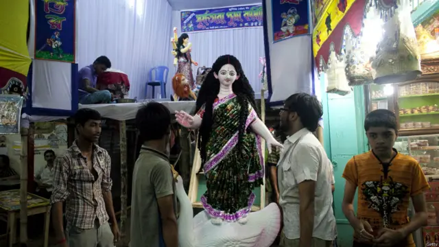 भारत में ही नहीं, बल्कि पूरे उपमहाद्वीप में लोग अपने रीति रिवाज के साथ मां दुर्गा की पूजा अर्चना करते हैं.बंग्लादेश की राजधानी ढाका की एक दुकान में माँ की मूर्ति तैयार करता एक दुकानदार.