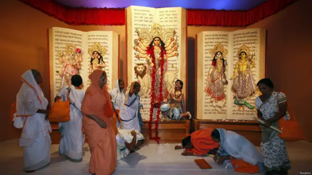 कोलकाता में दुर्गा पूजा करती विधवा महिलायें. बंगाल में इस उत्सव को बहुत धूमधाम से मनाया जाता है. वृन्दावन की इन विधवाओं ने देश भर में कई जगह दुर्गा पूजा की शरुआत की है.