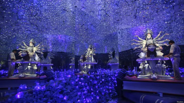 नवरात्रि के नौ दिनों में आदिशक्ति माता दुर्गा के नौ रूपों का भी पूजन किया जाता है. माता के इन नौ रूपों को नवदुर्गा के नाम से भी जाना जाता है. दुर्गा पूजा 11 से 14 अक्टूबर तक चलगी. 