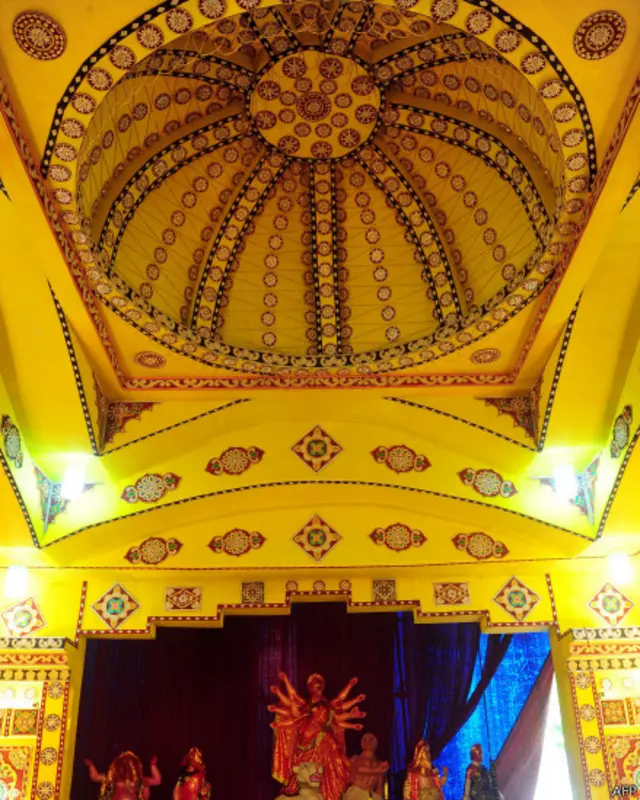 दुर्गा पूजा के लिए तैयार किये जाने वाले पंडालों की खूबसूरती देखते ही बनती है. इलाहाबाद में पूजा के लिए तैयार किये गये पंडाल का मनमोहक दृश्य.