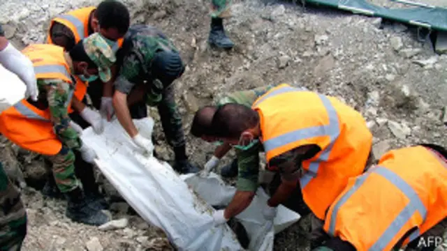 Из массового захоронения под Латакией извлекают тело (фото распространено официальным агентством САНА 20 августа)