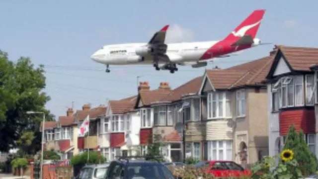 په څېړنه کې ښوول شوې، د الوتکو د الوتنې او یا کوزېدو پرمهال د غورېږ او زوږ خطر د ککړ چاپېریال له زیان ډېر خطرناک دی.