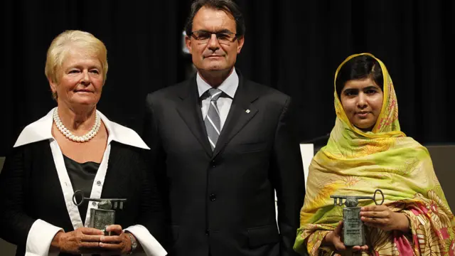 جمعرات کو ملالہ یوسفزئی نے یورپی یونین کا سخاروف ہیومن رائٹس ایوارڈ جیتا تھا۔ 50 ہزار یورو مالیت کا یہ ایوارڈ یورپ میں حقوقِ انسانی کا سب سے بڑا ایوارڈ مانا جاتا ہے۔