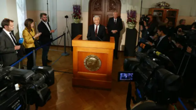 رئيس لجنة نوبل النرويجية، ثوربيورن ياجلاند، في وسط الصورة يعلن فوز منظمة حظر الأسلحة الكيماوية بجائزة نوبل للسلام.