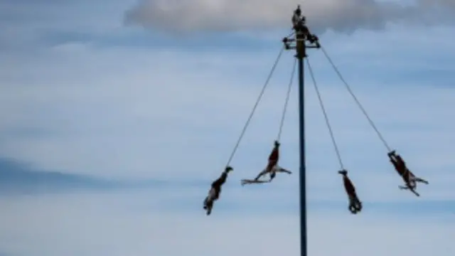 Quatro homens rodopiam nas alturas para manter tradição da cultura Totonaca