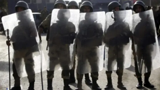 شوهدت دبابات الجيش تغلق كافة مداخل ميدان التحرير صباح الجمعة