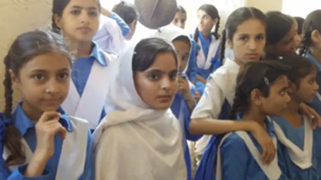 سکول کی ٹیچر بشریٰ رحمان کہتی ہیں کہ ملالہ کے بارے میں دنیا کیا سوچتی ہے اس سے قطع نظر پاکستان میں تمام بچوں کے لیے ایک ہیروئین کا کردار رکھتی ہے