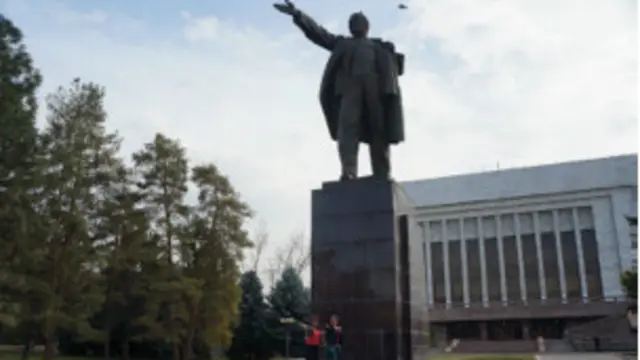 Ленин бобо ҳайкали Бишкекда ҳали ҳам йўл кўрсатиб турибди.