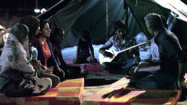 پناهندگان کرد سوریه برای پیشمرگه های کرد سرود می خوانند