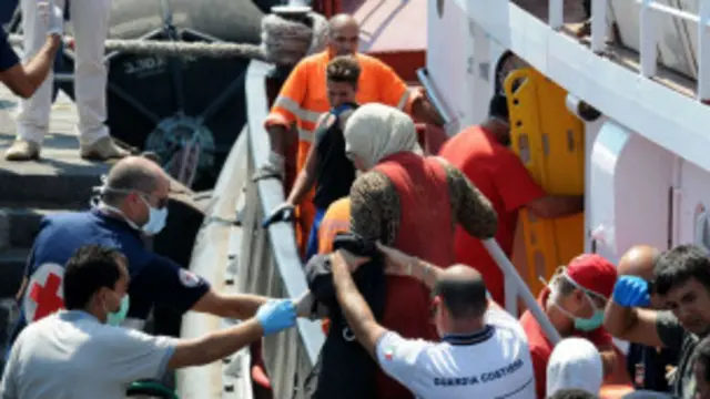 مهاجرون معظمهم من المصريين والسوريين يستقلون قوارب من السواحل المصرية في محاولة للوصول لأوروبا