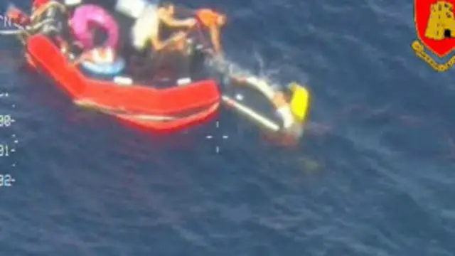 对周五偷渡船翻船的援助行动现场（当地电视台截图）。