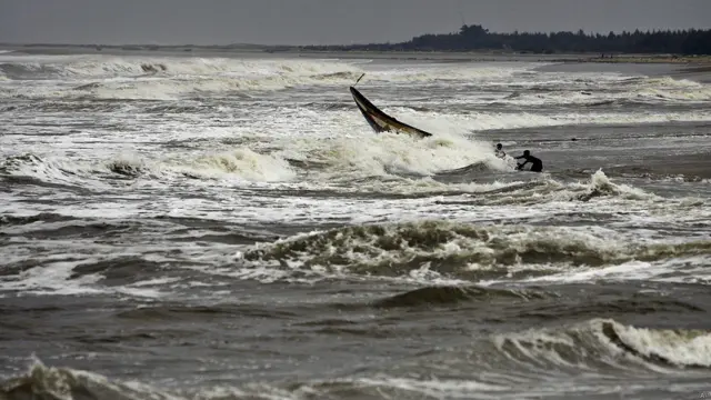 आंध्र और ओडीशा के तटीय इलाक़ों को ख़ाली करा लिया गया है. पुलिस कर्मी स्थानीय लोगों को समुद्र तट पर नहीं जाने दे रहे हैं.