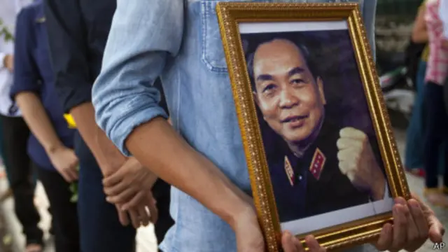 Hàng nghìn người đã đến viếng tướng Giáp tại nhà riêng