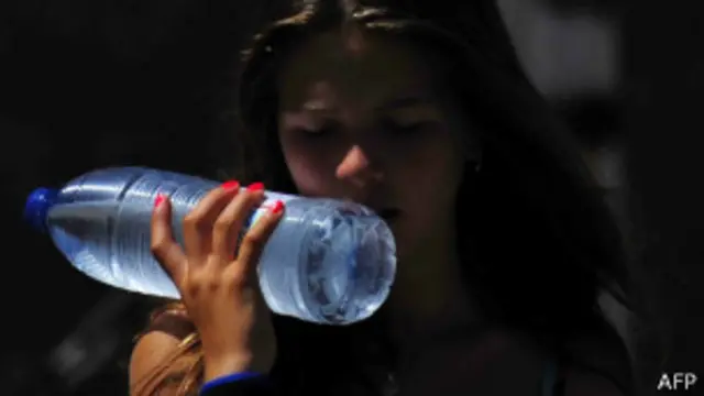 Chica con botella de agua