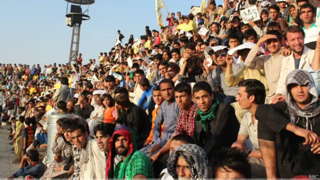 بیش از شش هزار نفر برای تماشایی این بازی در وزرشگاه فوتبال کابل آمده بودند